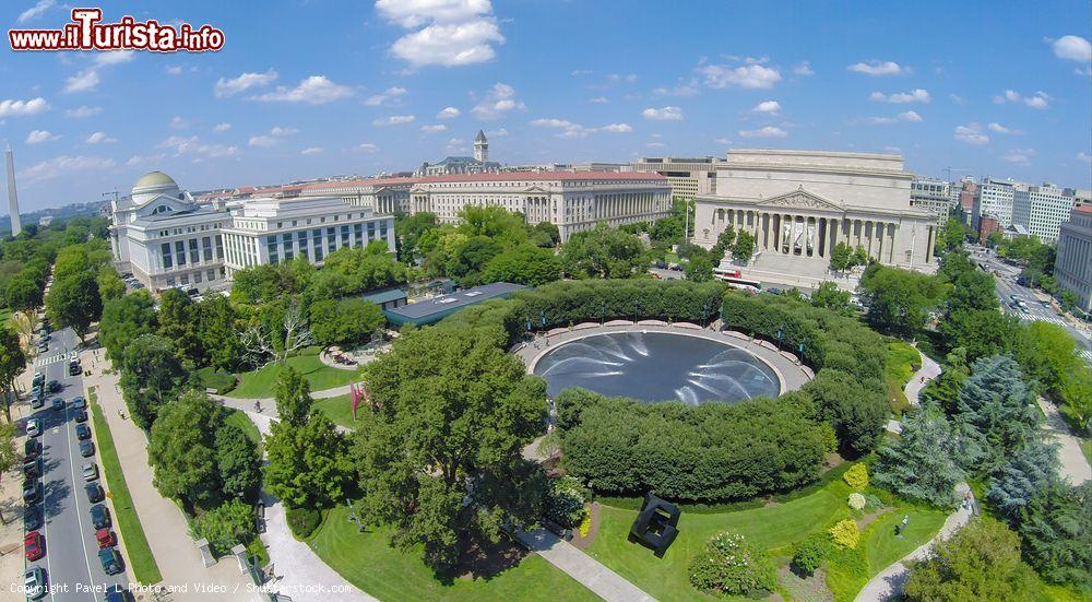 Immagine Panorama dall'alto della National Gallery of Art di Washington, USA. Al centro, la grande fontana che in inverno si trasforma in pista di pattinaggio - © Pavel L Photo and Video / Shutterstock.com