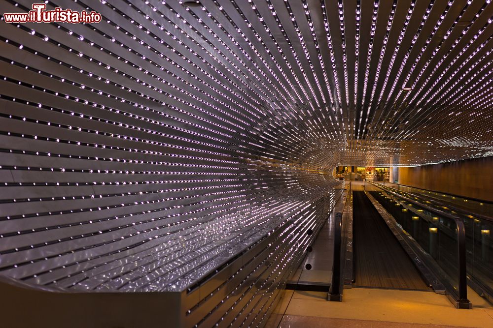Immagine La passerella sotterranea illuminata della National Gallery of Art di Washington, Stati Uniti d'America. Collega le due ali del museo.