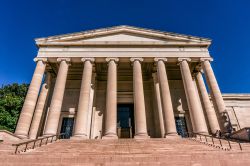 Architettura neoclassica del West Building alla National Gallery of Art di Washington, USA.

