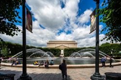 Il Giardino delle Sculture alla Galleria Nazionale d'Arte di Washington, USA: lo stagno circolare con la fontana - © Nigel Jarvis / Shutterstock.com