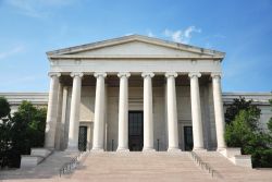 Il West Building della National Gallery of Art di Washington, USA. Di impronta classicheggiante, questo edificio è stato realizzato in marmo rosa del Tennessee.

