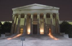 La National Gallery of Art di Washington (Stati Uniti d'America) by night. Si tratta di uno dei musei d'arte più vasti e importanti al mondo con opere che coprono circa 700 anni ...