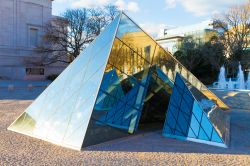 La piramide di specchi della National Gallery of Art di Washington (USA) - © Cedric Weber / Shutterstock.com