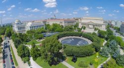 Panorama dall'alto della National Gallery of Art di Washington, USA. Al centro, la grande fontana che in inverno si trasforma in pista di pattinaggio - © Pavel L Photo and Video / Shutterstock.com ...