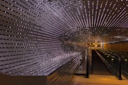 La passerella sotterranea illuminata della National Gallery of Art di Washington, Stati Uniti d'America. Collega le due ali del museo.

