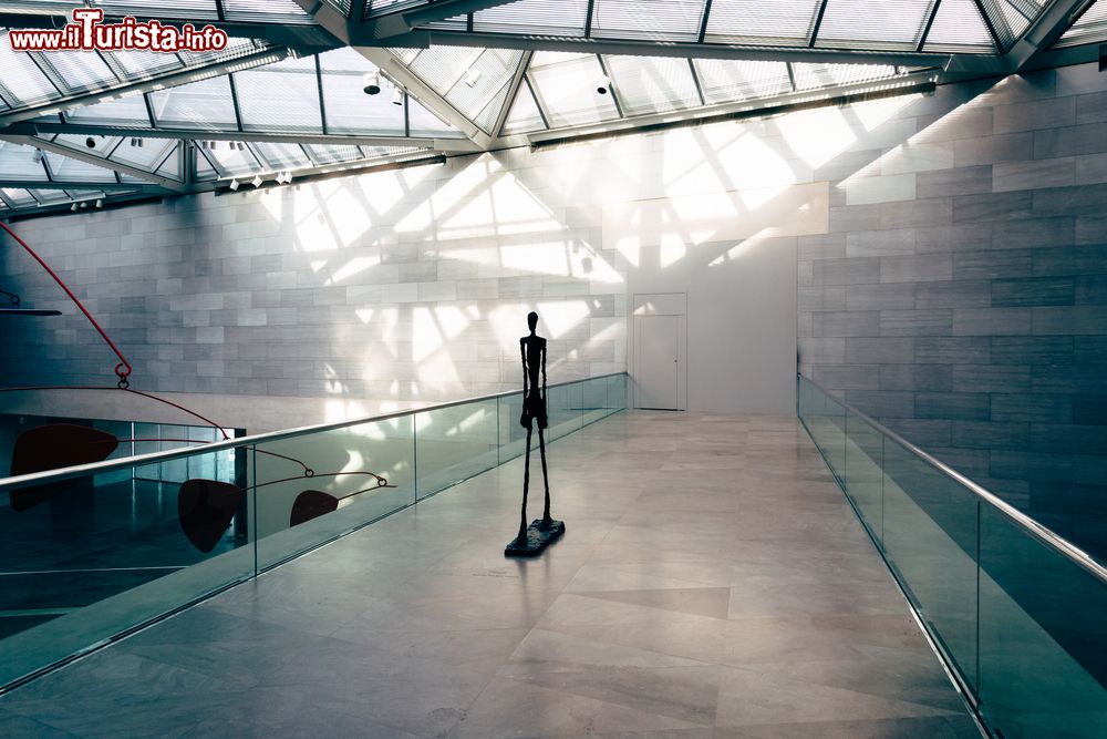 Immagine Una scultura nel moderno edificio dell'East Building della National Gallery of Art di Washington, USA.