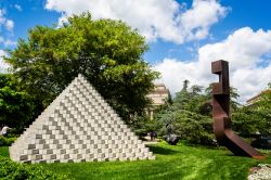 La scultura 'Four-Sided Pyramid' al Giardino delle Sculture di Washington, USA: quest'opera di Sol LeWitt è una di quelle che impreziosisce la National Gallery of Art - © ...