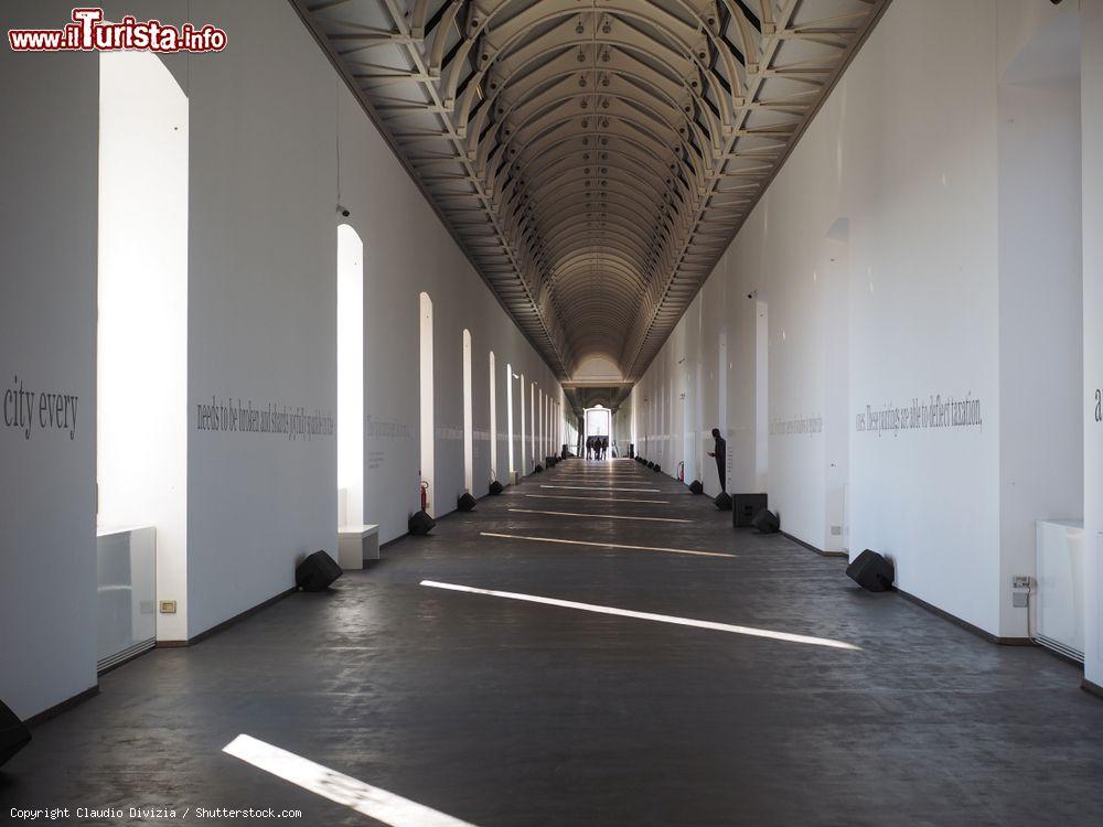 Immagine La stanza Manica Lunga all'interno del Castello di Rivoli in piemonte, non lontano da Torino - © Claudio Divizia / Shutterstock.com