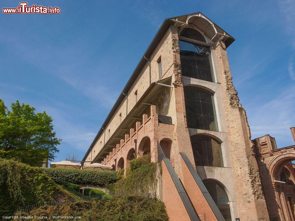 Immagine Non distante da Torino il Castello di Rivoli è oggi un Museo di arte Cantemporanea - © Claudio Divizia / Shutterstock.com