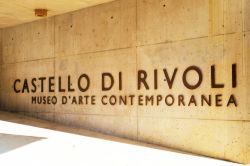 Ingresso al Museo d'Arte Contemporanea ospitato dentro al Castello di Rivoli (Torino) - © PippiLongstocking / Shutterstock.com