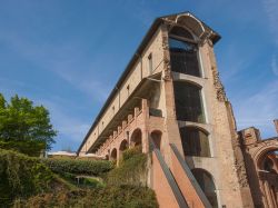 Non distante da Torino il Castello di Rivoli è oggi un Museo di arte Cantemporanea - © Claudio Divizia / Shutterstock.com