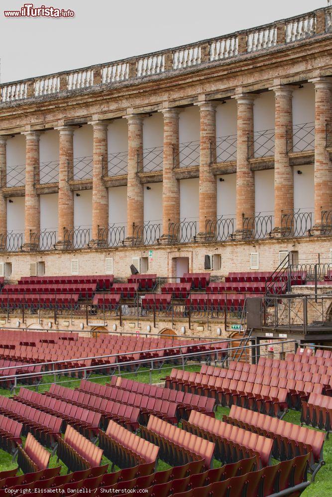 Immagine Il teatro all'aperto delle Marche: lo Sferisterio in centro a Macerata - © Elisabetta Danielli / Shutterstock.com