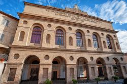 L'elegante architettura della facciata dello Sferisterio di Macerata, Marche - © Dionisio iemma / Shutterstock.com