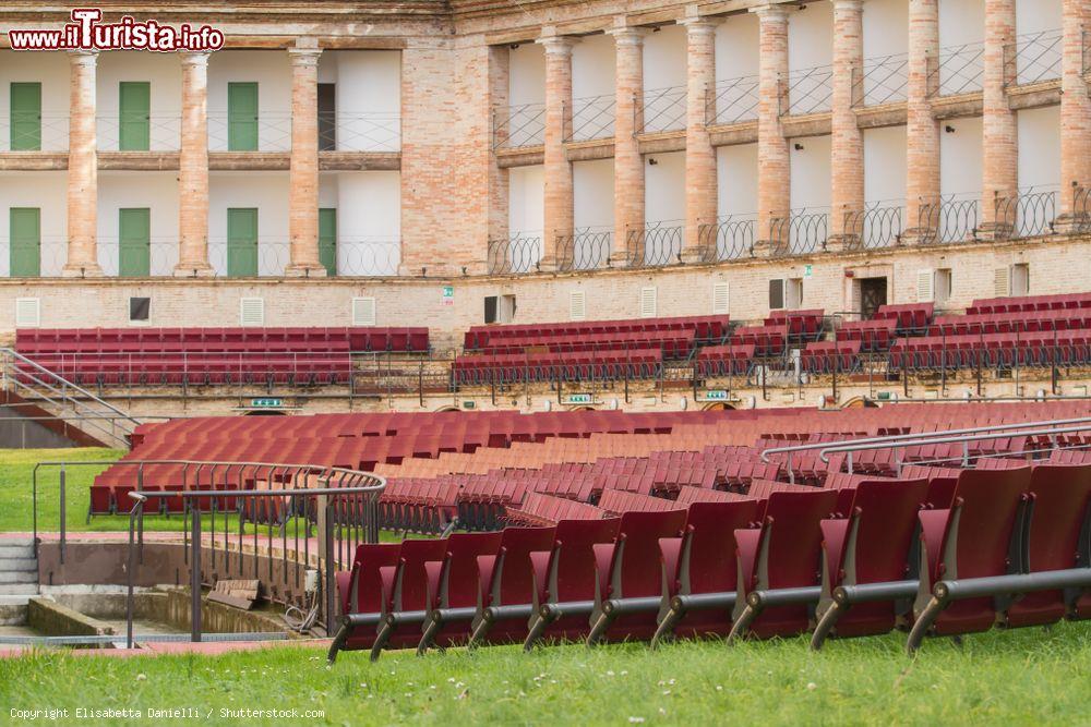 Immagine Vista dall'arena dello Sferiterio di Macerata, costruzione del 19° secolo utilizzata come teatro 'open air' - © Elisabetta Danielli / Shutterstock.com