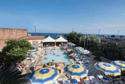 Hotel Terme Acqua Grazia la piscina esterna dell'hotel termale di Ali Terme