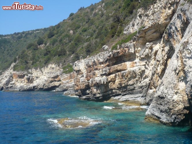 Le grotte si susseguono, cos come gli scorci in cui l'acqua assume colori sempre pi belli.