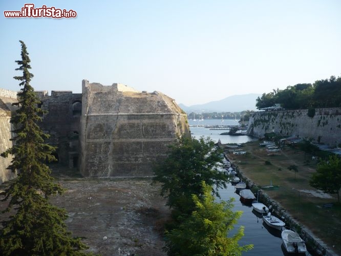 A Corfù città si può visitare l'antica fortezza costruita dai veneziani e poi occupata dagli eserciti inglesi e francesi.