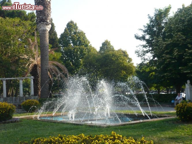 Ma Corf  anche una citt con parecchio verde, e infatti qui siamo in un parco adiacente alla fortezza.