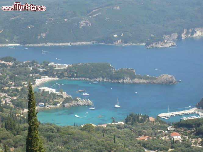 Dall'alto della citt, sulle montagne circostanti si possono ammirare paesaggi mozzafiato e ammirare le 5 baie della citt.
