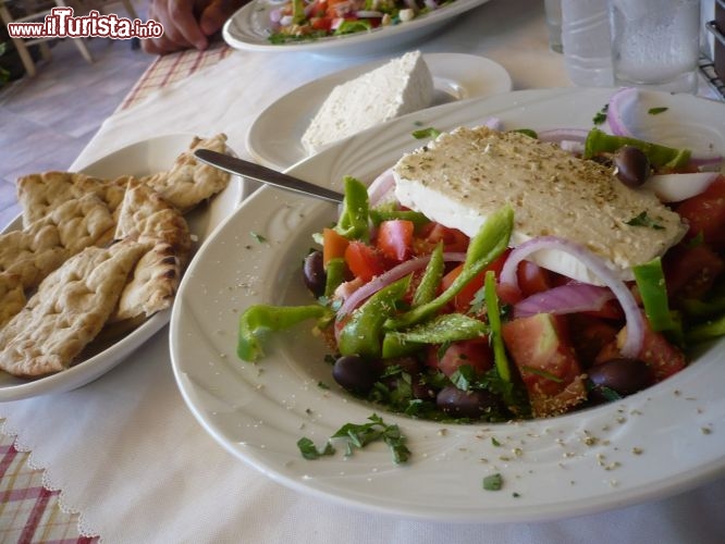 E terminiamo con la cucina greca...oltre alle famose insalate con Feta e Pita, vi consiglio di provare anche gli spiedini di carne (Souvlaki), i Gyros Pita (una sorta di Kebab), la Mussaka e la Pastisada, piatto tipico di Corf che abbina la pasta alla carne di manzo, condito con salsa di pomodoro e spezie. Solitamente una cena per 2 persone non supera i 20 euro totali, ma per la colazione o un semplice caff (che qui  di tipo greco), forse  meglio arrangiarsi...