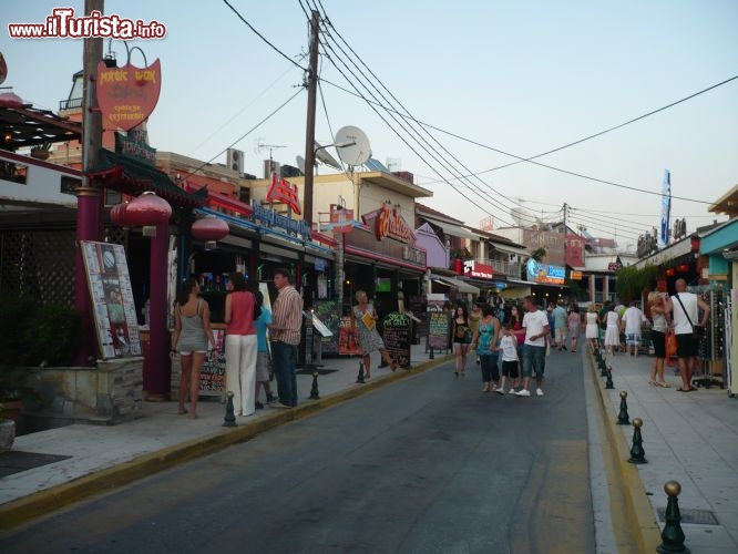 Questa  Sidari, cittadina a nord dell'isola di Corf e situata a circa 35 km dalla capitale. Il centro della citt  ricco di locali notturni, ristoranti, taverne e negozietti di souvenir per i turisti.