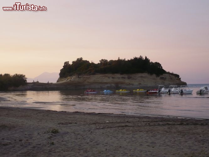 Ma Sidari non  solo divertimento ma anche relax e natura: da ogni punto della citt si possono ammirare i bellissimi tramonti che colorano di rosa e viola l'acqua e le montagne circostanti.