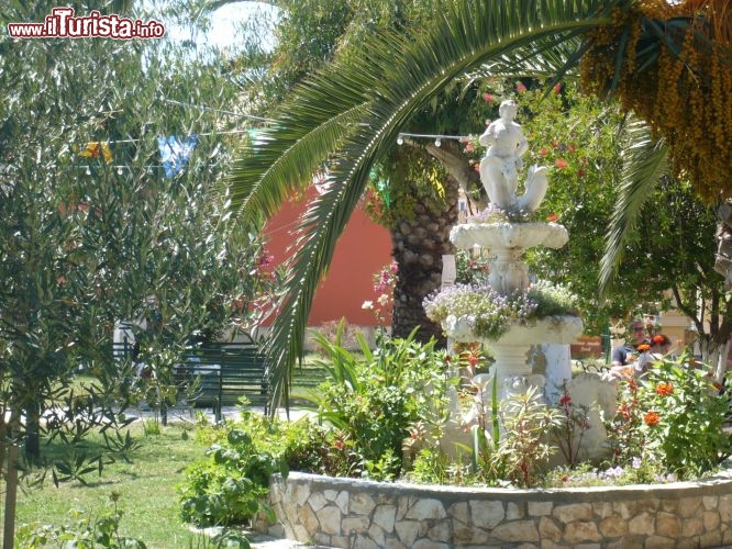 Il centro della citt offre anche un piccolo giardino pubblico in cui ripararsi dalla calura estiva (e dal vento che a volte soffia davvero impetuoso!) con statue, palme e una piccola chiesa.