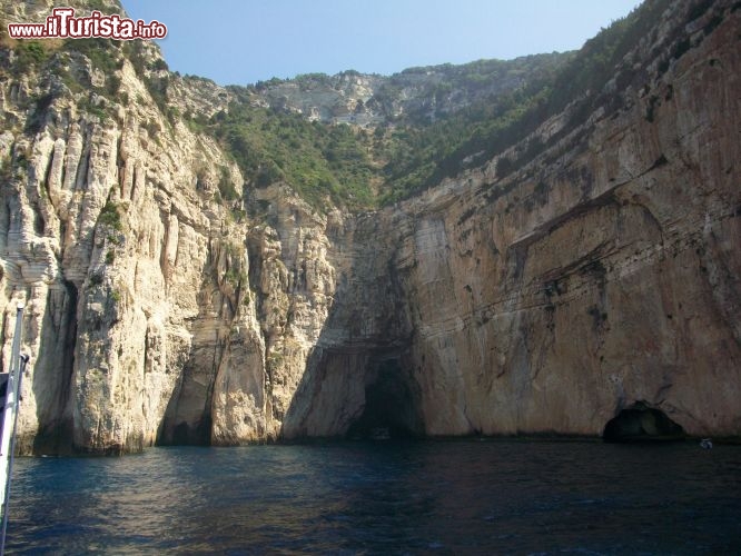 Se decidete di trascorrere qualche giorno a Corf non potete assolutamente andarvene senza aver visto le isole di Antipaxos e Paxos, a sud di Corf. Qui ci stiamo avvicinando con un traghetto...per arrivarci occorrono circa 2 ore di navigazione, ma ne vale davvero la pena!