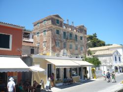 Poi raggiungiamo l'isola di Paxos e trascorriamo ...