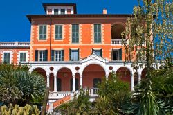 Capo Mortola, lo storico edificio di Villa Hanbury in liguria, circondato da magnifici giardini - © Bernd Zillich / Shutterstock.com