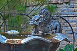 Fontana a forma di dragone nel giardino botanico di Villa Hanbury, Mortola Inferiore, Liguria - © Bernd Zillich / Shutterstock.com