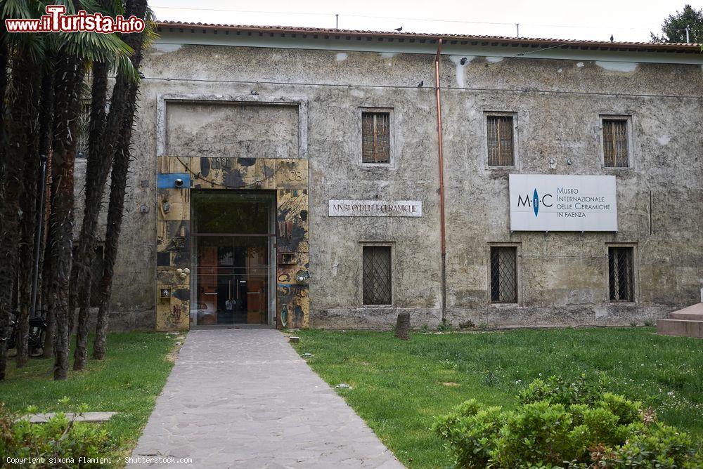 Immagine Ingresso del MIC, il Museo Internazionale delle Ceramiche, in centro a Faenza - © simona flamigni / Shutterstock.com