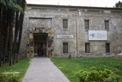 Ingresso del MIC, il Museo Internazionale delle Ceramiche, in centro a Faenza - © simona flamigni / Shutterstock.com