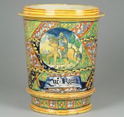 Un pezzo storico di una ceramica faentina, esposta al MIC di Faenza