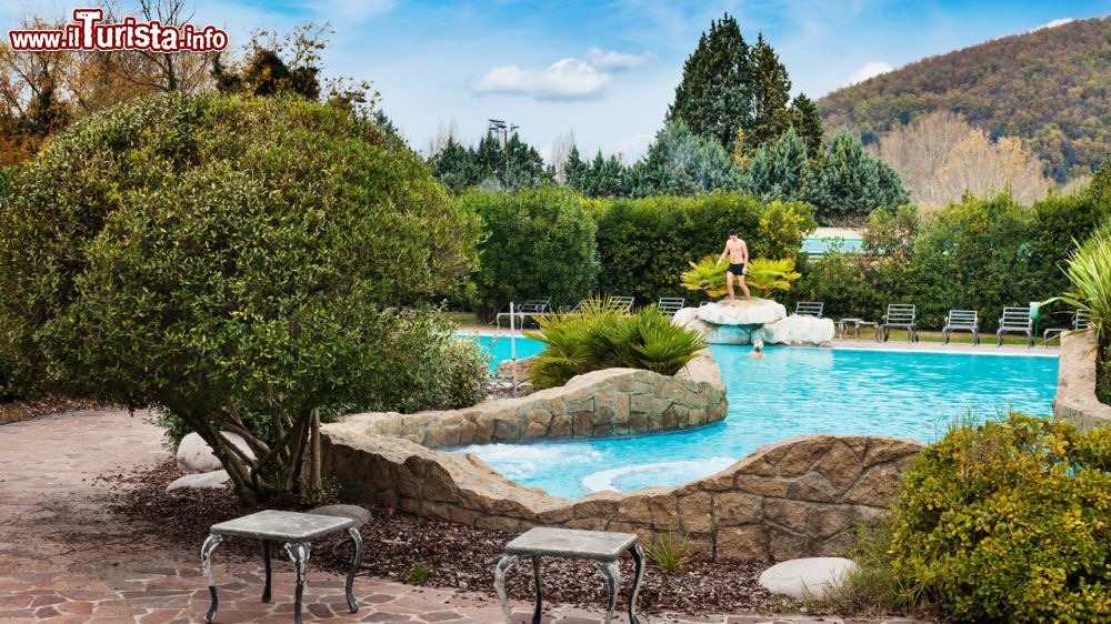 Immagine La piscina dell Sporting Hotel delle Terme di Galzignano, Colli Euganei - © sito ufficiale