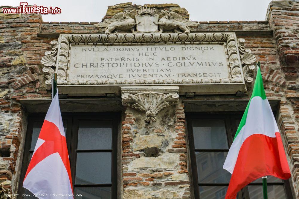 Immagine Dettaglio della facciata della Casa di Cristoforo Colombo in centro a Genova - © Goran Bogicevic / Shutterstock.com