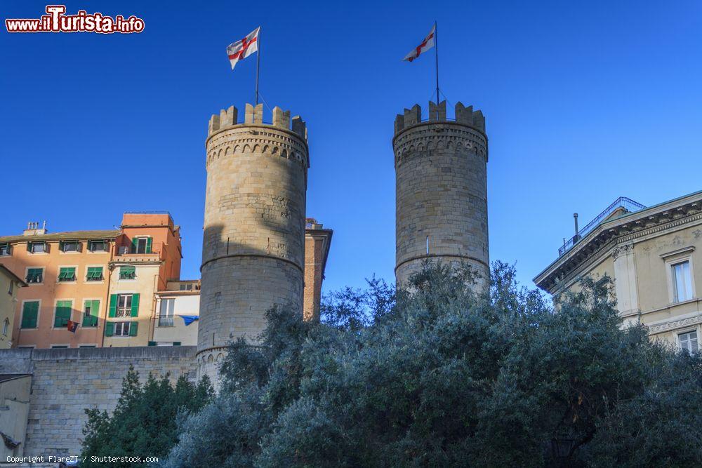 Immagine I due imponenti torrioni di Porta Soprana a Genova, vestigia medievali della Repubblica Marinara di Genova - © FlareZT / Shutterstock.com