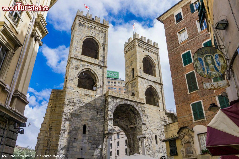 Immagine La parte interna di Porta Soprana in centro a Genova - © Goran Bogicevic / Shutterstock.com