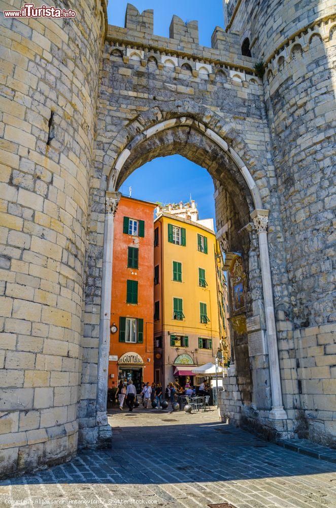 Immagine Uno scorcio di Porta Soprana a Genova, monumento medievale del capoluogo della Liguria - © Aliaksandr Antanovich / Shutterstock.com