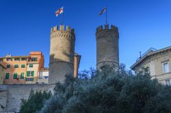 I due imponenti torrioni di Porta Soprana a Genova, vestigia medievali della Repubblica Marinara di Genova - © FlareZT / Shutterstock.com