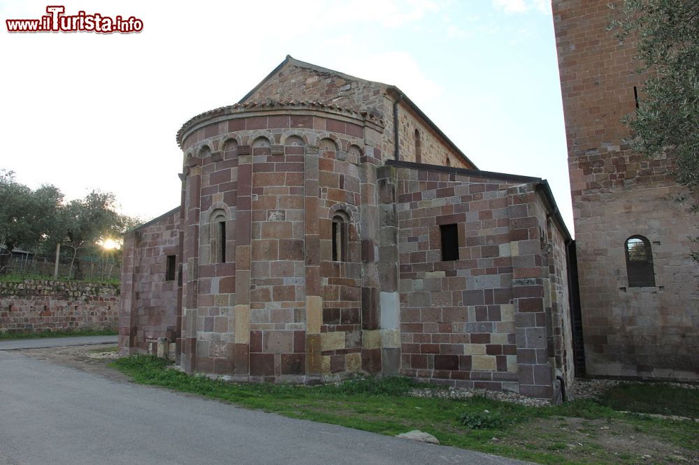Immagine Abside in pietra della Chiesa di San Pietro fuori mura a Bosa, Sardegna - © Gianni Careddu, CC BY-SA 3.0, Wikipedia