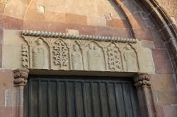 Particolare di un portale della Chiesa di San Pietro vicino a Bosa in Sardegna - © Gianni Careddu, CC BY-SA 3.0, Wikipedia