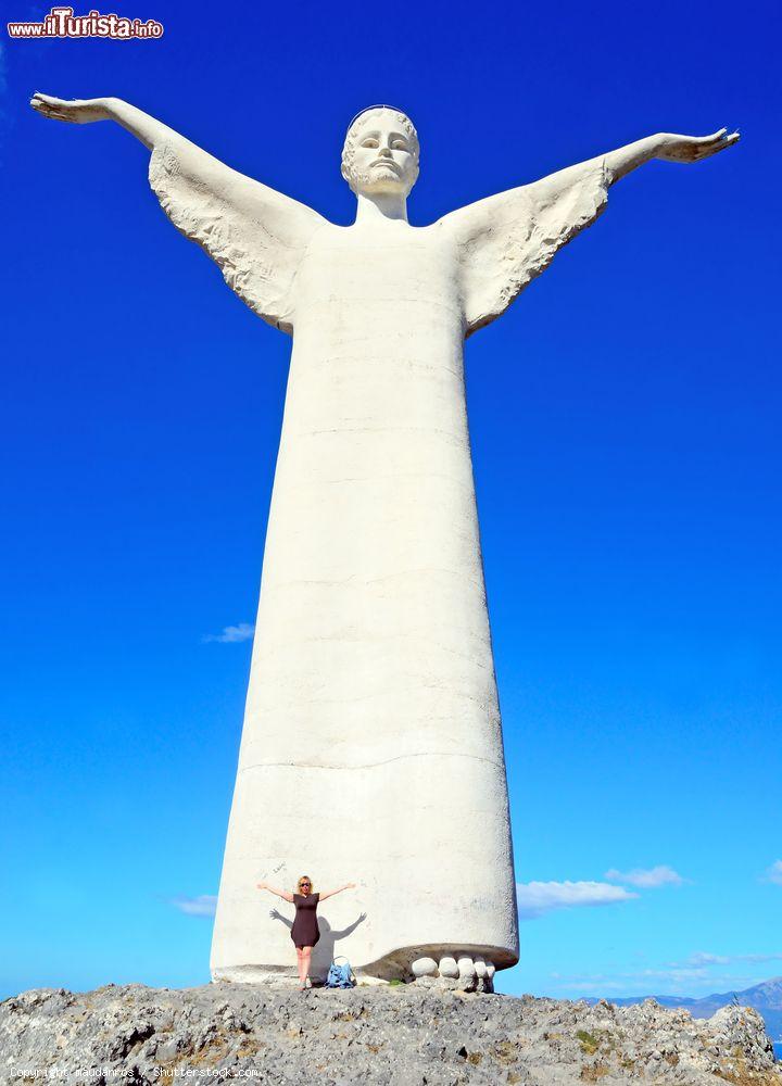 Immagine Alta 21 metri la Statua del Redentore di Maratea ricorda quella del Corcovado a Rio de Janeiro - August 23 2016 Maratea, Italy - © maudanros / Shutterstock.com