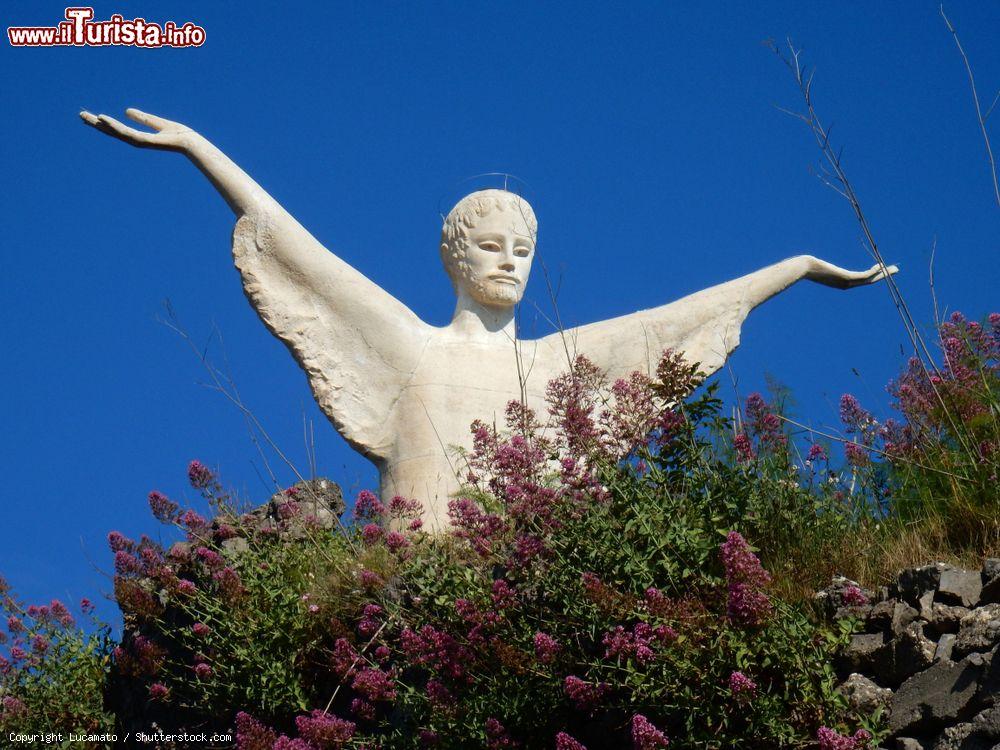 Immagine Eretta sul Monte San Biagio il Cristo Redentore è il simbolo di Maratea in Basilicata - © Lucamato / Shutterstock.com