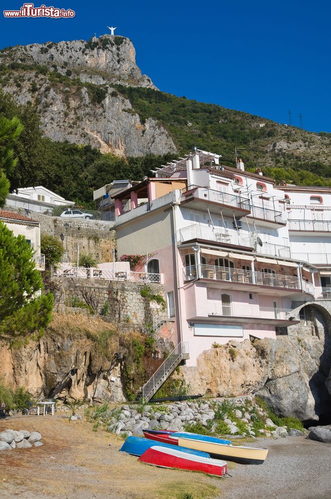 Immagine La spiaggia di Maratea e in alto il Cristo Redentore sul Monte San Biagio in Basilicata