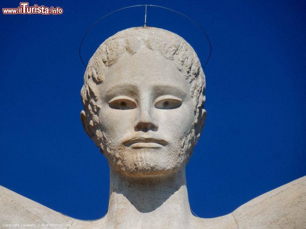 Immagine Particolare del volto del Redentore, la statua di Bruno Innocenti, sul Monte San Biagio a Maratea - © Lucamato / Shutterstock.com