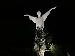 Fotografia notturna della Statua del Redentore di Maratea (Basilicata)