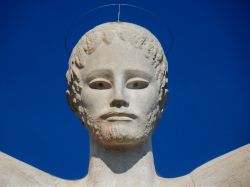 Particolare del volto del Redentore, la statua di Bruno Innocenti, sul Monte San Biagio a Maratea - © Lucamato / Shutterstock.com