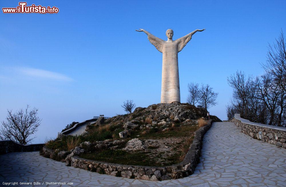 Immagine Ultimo percorso del sentiero pedonale che conduce alla Statua del Redentore di Maratea in Basilicata - © Gennaro DiBs / Shutterstock.com