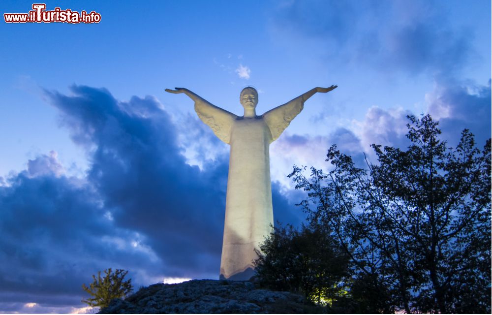 Immagine Vista al tramonto del Cristo Redentore di Maratea, Basilicata